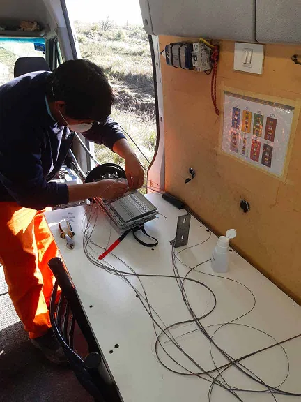 Técnico realizando empalmes de fibra óptica dentro de la unidad móvil de trabajo