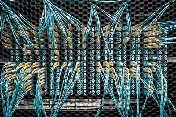 Patchera de fibra óptica de alta densidad con patchcords multimodo conectados