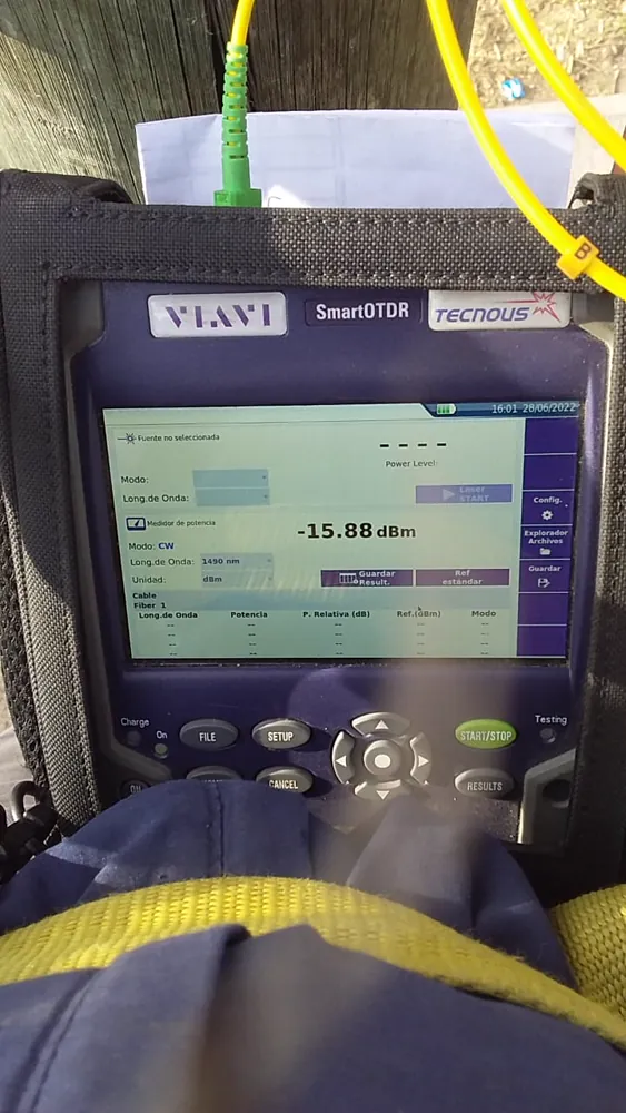 Medidor de potencia óptica VIAVI SmartOTDR marcando -15,88 dBm a 1490 nm durante la certificación de un enlace