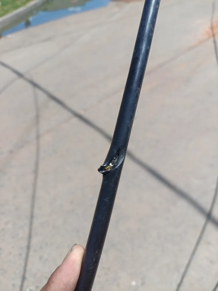 Detalle del corte en la cubierta de un cable aéreo de fibra óptica, antes de la reparación